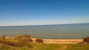 Крутой спуск к заливу.