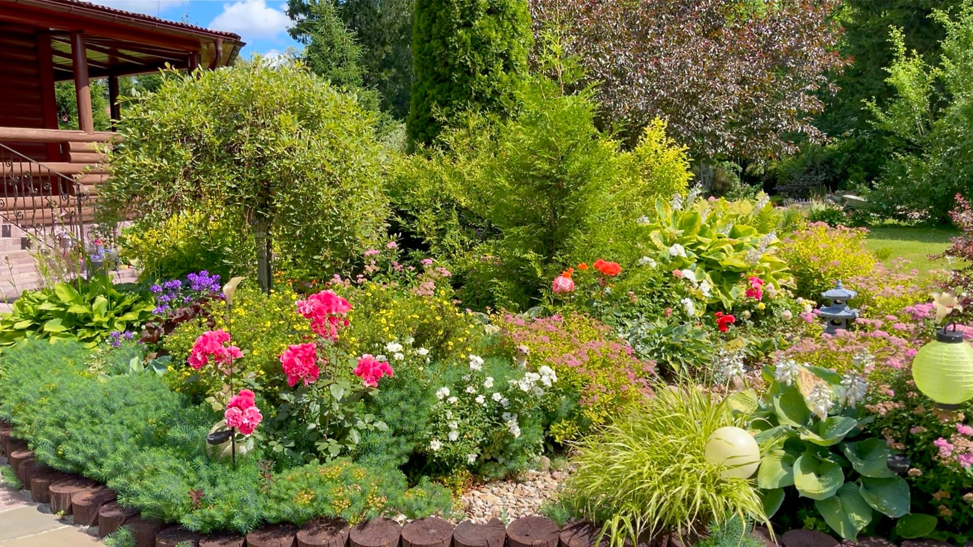 Большая клумба как результат проб и ошибок.