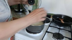 Дела на кухне продолжаются.Отварила рис.Салат с квашенной капусты.Отключили свет!