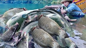 Женщина ловит рыбу бамбуковой трубкой в озере. Традиционное рыболовное мастерство Вьетнама