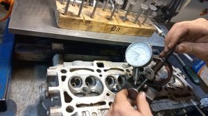 Проверка новых клапанов на биение перед установкой, измерить стержень клапана