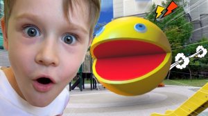 Видео для детей. Pac-Man ожил - Макс в шоке!. Веселое приключение для детей.