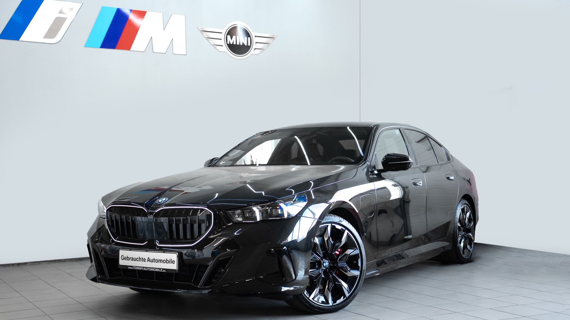 Новый BMW 550E SPORT M пробег 4т км