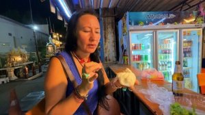 ПАТТАЙЯ. УЛИЧАЯ ЕДА НА ТАЙСКОМ НОЧНОМ РЫНКЕ ТЕПРАЗИТ. БЛОШИНЫЙ РЫНОК