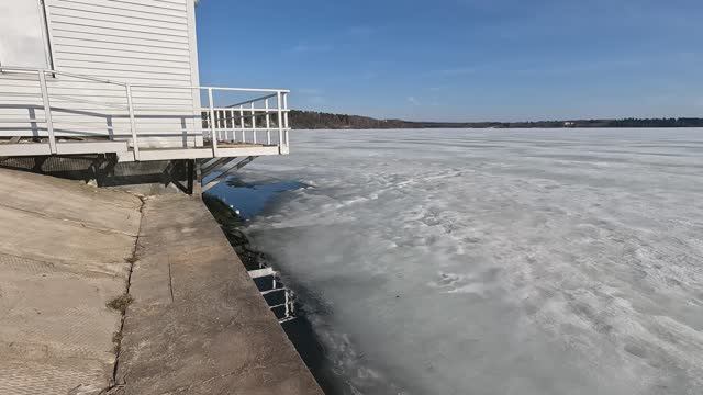 Возвращаемся по подтаявшему льду озера Сенеж на мини ГЭС на дамбе.Проводим разведку станции.