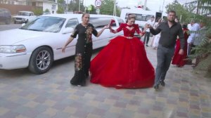 Родители заводят в зал красавицу невесту АЛЁНУ