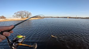 Первая весенняя рыбалка на спиннинг.Весенние щуки гнут спинниг.