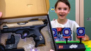 Игрушки для мальчиков. Пистолет и мишень. Видео для детей.
