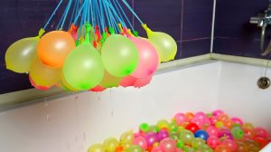 Что если сделать целую ванну водяных бомбочек и залезть в нее