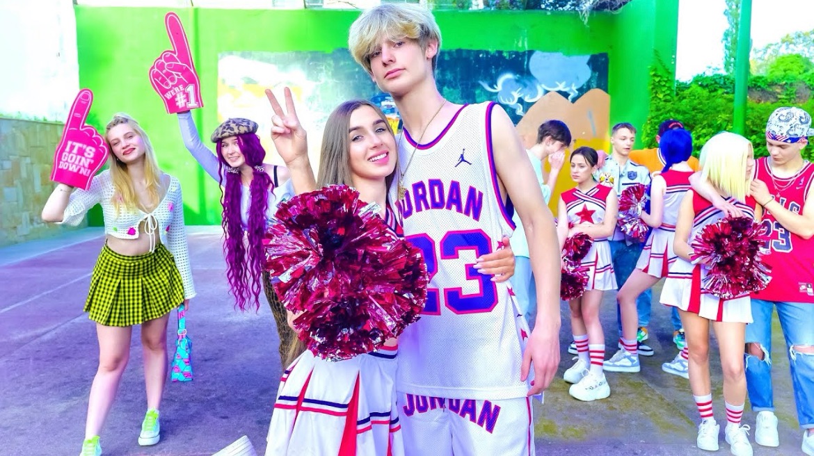 НАГЛЫЕ БОЛЕЛЬЩИЦЫ ЗАВИДУЮТ ЧЕРЛИДЕРШАМ BUNNY!! ДИАНА НЕ ВОЛНУЕТСЯ ЗА СВОЕГО ПАРНЯ!! смотреть онлайн