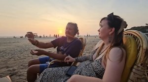 Не люблю сидеть в кафе одна, едим с Сашей. Катя познакомила нас с новым индийским другом Ашвином.