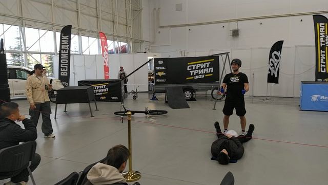 Велотриал, фрагмент показательных выступлений
