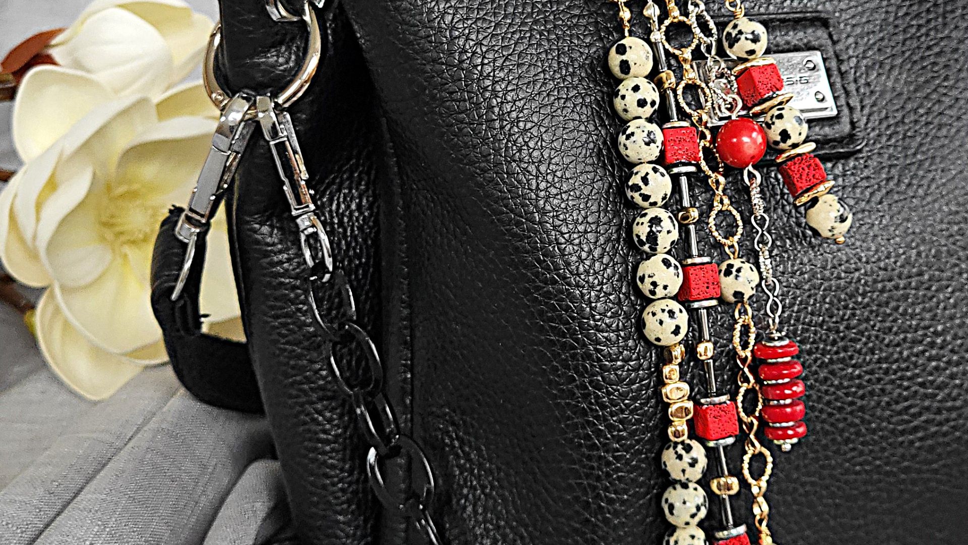 Обвес на сумку из яшмы перепелиной, вулканической лавы