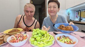 Мукбанг Вован НЕ ОЦЕНИЛ моих стараний на КУХНЕ! РАСКРИТИКОВАЛ  как я приготовила голубцы на ужин