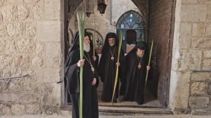 Патриарх шествует на Службу в Храм Гроба Господня - фоторепортеров и СМИ не допускает полиция