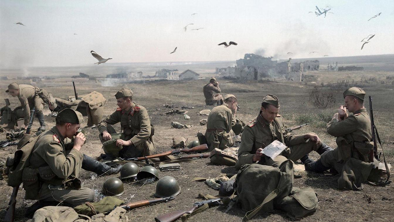 Комната на 23 человека, через 2 койки тумбочка, посередине проход, всегда шум, гармошка...