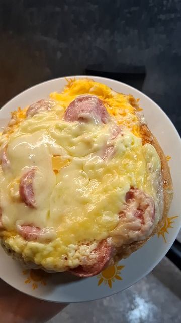 Зарядись энергией: супервкусный завтрак за 15 минут😋#сосиска #яйцо #сыр #вкусно #еда #завтрак