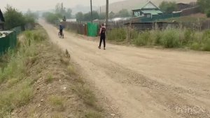 Подростки крутят пальцем у виска в мой адрес