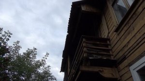 Старые деревянные (брусчатые) дома в новосибирском Академгородке. 1 сентября 2023. Российская, 22.