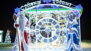 Новогодние фигуры деда мороза и снегурочки из стеклопластика со световым панно. г. Казань