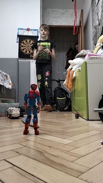 я разрушал человека-паука из Lego