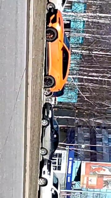 я с братом шёл домой и мы увидели оранжевую Ламборгини урус в Сургуте