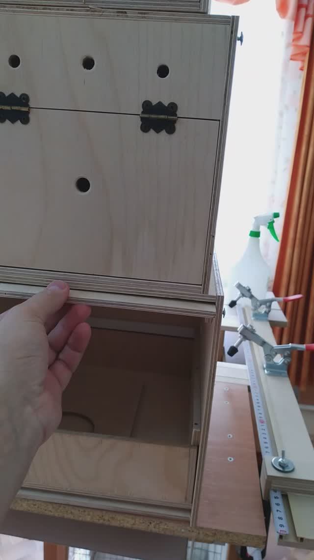 Обзор дверц у гнёзд.