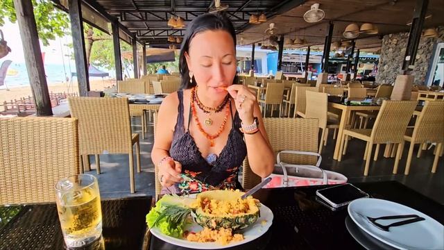 ПАТТАЙЯ. ПРОБУЕМ ТОМ ЯМ ЗА 100 БАТОВ (250 РУБЛЕЙ) ОТ МАКАШНИЦЫ.  РИС В АНАНАСЕ СО СЛАДКОЙ ВАТОЙ