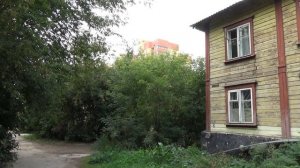 Старые деревянные (брусчатые) дома в новосибирском Академгородке. 1 сентября 2023. Российская, 24.