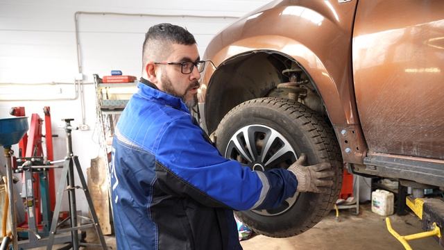 Слесарь по ремонту автомобилей, диагностика ступичных подшипников