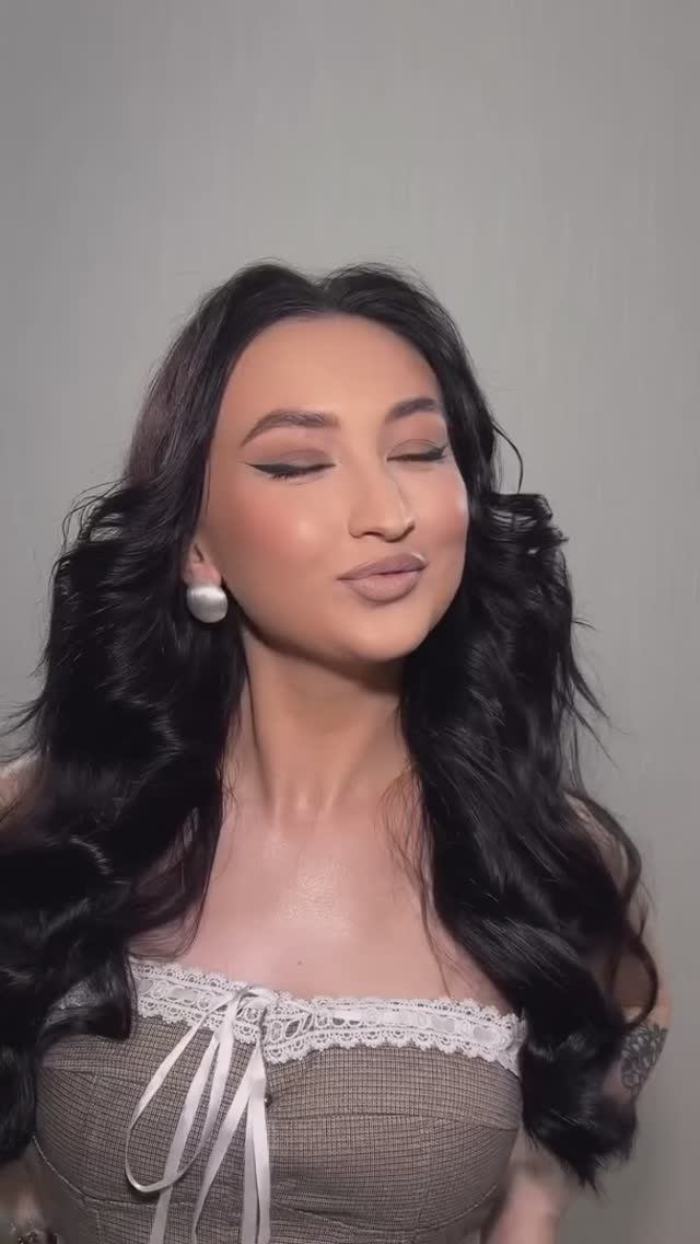 Легкая небрежная текстура на утюжок #прическа #укладка #волосы #локоны