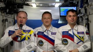 Космонавты с МСК поздравили россиян с началом Недели космоса.