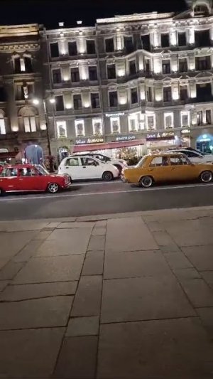 Вазовская классика гуляет по Невскому