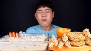 Мукбанг жареные креветки, картофельные оладьи, сосиски🍜 много еды.  Еда на камеру