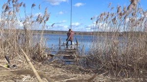 Рыбалка на плотву на удочку с берега на поплавок на озере рано весной + спецоперация бобры..