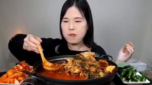 Мукбанг тушеная свинина и кимчи 🍜 много еды. Еда на камеру
