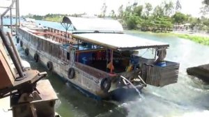 Лодка ускоряется при открытии шлюзовых ворот