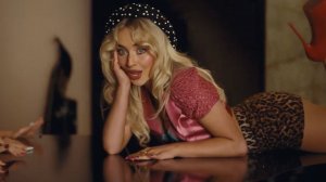 Сабрина Карпентер выпустила новое видео с актрисой Маргарит Куолли на трек «House Tour»