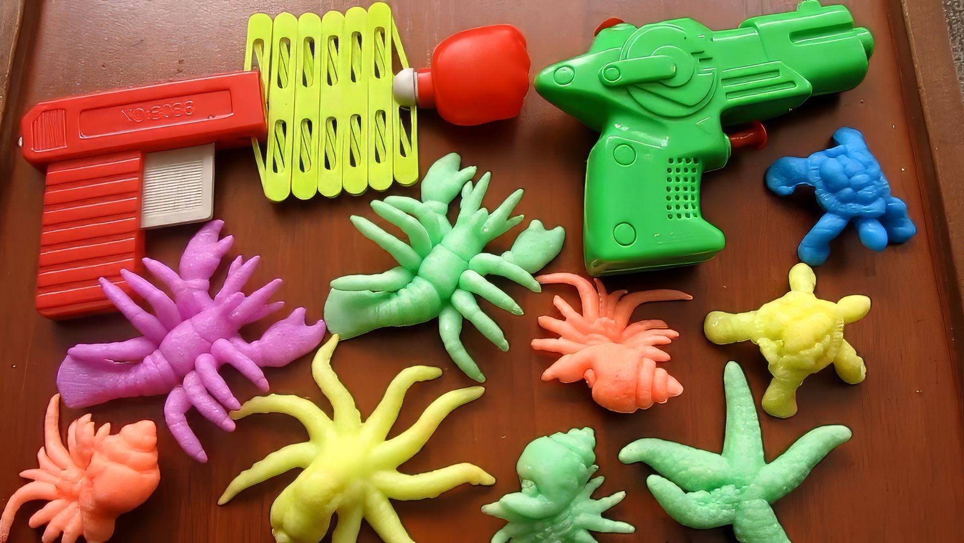 Животные растущие в воде и водяной пистолет из Китая