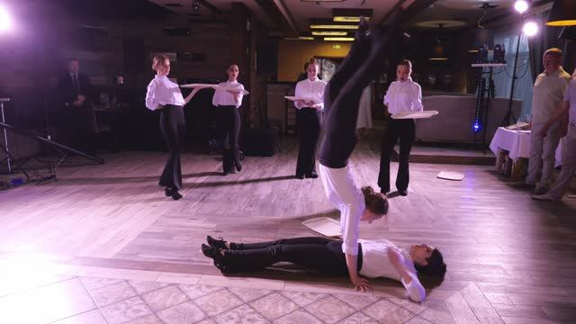 Подарок от друзей на свадьбе