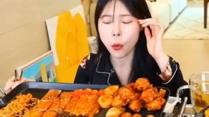 Мукбанг острые грибы на огне, острая лапша, курица со специями 🔥 остро / очень остро. Еда на камеру