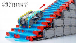 Тестирование танка LEGO с ручкой из липкой слизи на лестнице