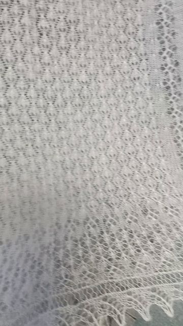 Белый ажурный пуховый платок с широкой каймой и жемчужным мелким рисунком.
125 на 125 см. Цена 5000