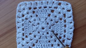 Квадратный мотив крючком.