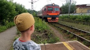 МАКС И ПАПА СМОТРЯТ ПОЕЗДА НА НОВОМ МЕСТЕ. ВИДЕО ПРО ПОЕЗДА ДЛЯ ДЕТЕЙ