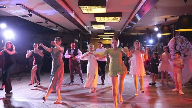 Флешмоб молодожён и гостей на свадьбе