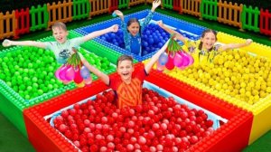 Дети играют в бассейне и учатся делиться игрушками