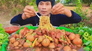 #МУКБАНГ Лапша с тушеной свининой, соусом из морепродуктов и вкусными овощами.АСМР ЕДА НА КАМЕРУ