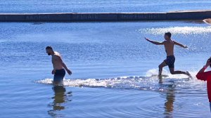 МАРИУПОЛЬ Ажиотаж на МОРЕ Начали КУПАТЬСЯ Выходные на пляже🏝️🏙️ Ремонт и Жизнь Сегодня