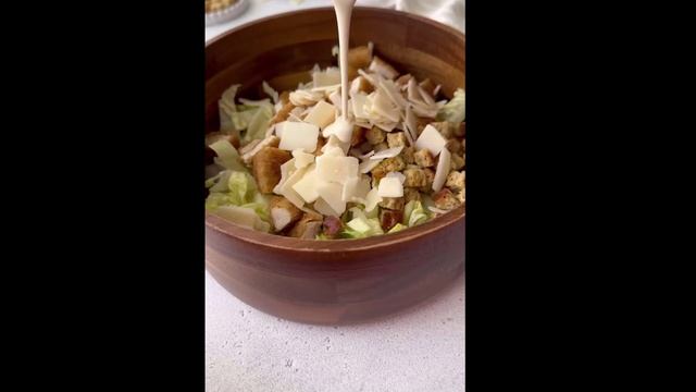 Салат Цезарь, который привлекает все внимание.